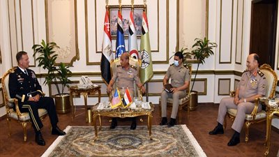 وزير الدفاع يبحث مع قائد القيادة المركزية الأمريكية قضايا الأمن الإقليمي 