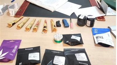 ضبط راكب أمريكي بمطار القاهرة حاول تهريب كمية من مخدر الماريجوانا