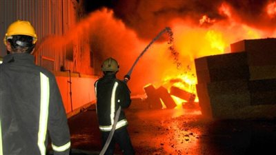 9 سيارات إطفاء لإخماد حريق هائل يلتهم مصنع بالقليوبية