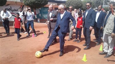 3  صور لوزير التربية والتعليم يلعب كرة القدم بإحدى المدارس خلال زيارته إلى بنى سويف 
