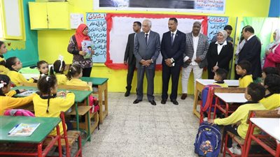 محافظ الجيزة يشارك الطلاب طابور الصباح وتحية العلم بمدرسة السعيدية