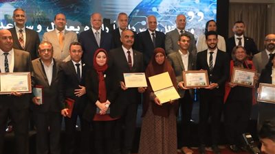 تكريم رئيس حي الدقي بالمؤتمر الاقليمي للمشروعات الخضراء 