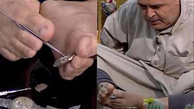 الإرادة والعزيمة تصنع المعجزات.. رجب يتحدي الإعاقة ويصلح الساعات بأصابع القدمين