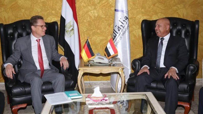 وزير النقل يجتمع