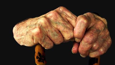 رعاية المرضى والمسنين مهمة شاقة.. وجزاء البرعظيم
