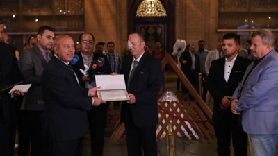 وزير النقل يُكرم قائد قطار استكمل رحلته وهو ينزف