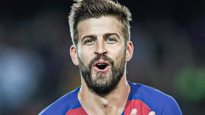 أسطورة جديدة تغادر الملاعب.. بيكيه يُعلق حذاؤه بعد مسيرة رائعة مع برشلونة 