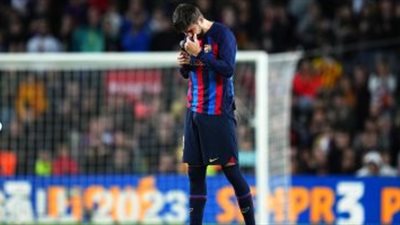 جيرارد بيكه يودع فريق برشلونة بالدموع 