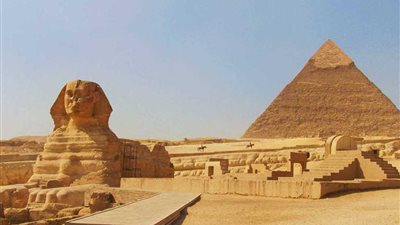 سائحة تتجرد من ملابسها أمام الأهرامات.. ووزارة السياحة ترد