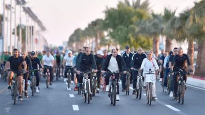الرئيس السيسي يجرى جولة تفقدية بالدراجة في شرم الشيخ