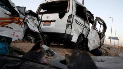 بالأسماء.. مصرع 14 شخصًا في تصادم سيارتين بالوادي الجديد