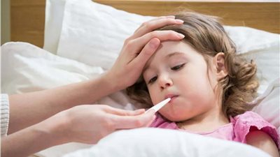 طبيب يُوضح أسباب الإصابة بالفيروس المخلوي التنفسي وأعراضه وطرق الوقاية والعلاج