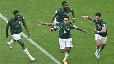 الدوسري والشهري يقودان هجوم السعودية في مواجهة بولندا بمونديال قطر 