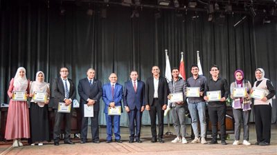 جامعة بني سويف تكرم الطلاب الحاصلين على المركز الأول في مسابقة التغير المناخي