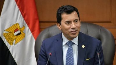 وزير الشباب والرياضة يُكرم طالبة من ذوي القدرات الخاصة