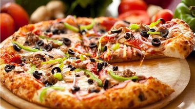 طريقة عمل بيتزا بالفراخ في المنزل.. بدون تكاليف