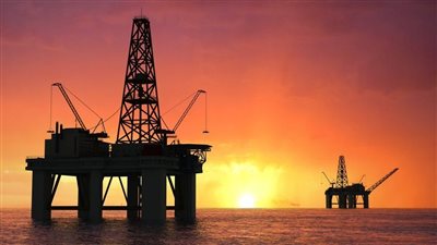 هل يدق ناقوس الخطر على أبواب أسعار النفط؟.. خبراء يُجيبون