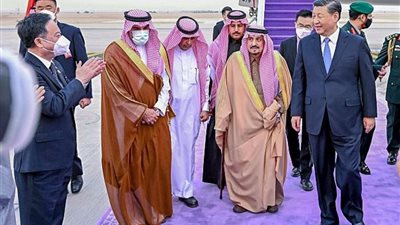 في زيارة هي الأولي من نوعها.. الرئيس الصيني يصل السعودية