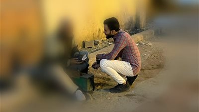 لم تمنعه شيخوخته من مواصلة السعي 