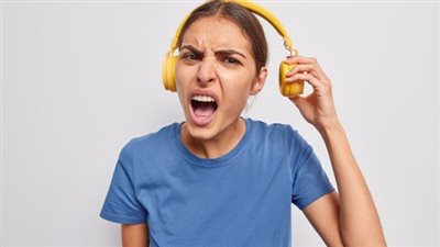 هل ضعف السمع يؤدي للإصابة بالخرف؟.. دراسة تُجيب