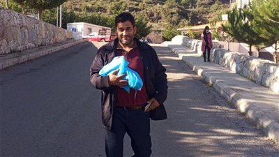 الأرواح تلتقي والتاريخ يُسجل.. صورة لبناني يحتضن رضيعه بعد رهن سيارته تصدم الرأي العام
