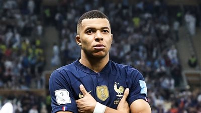 مبابي يسجل هاتريك ويصنع التاريخ في نهائي استثنائي للاعب أسطوري