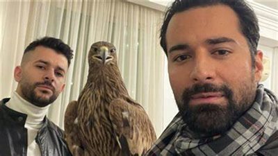 أحمد حاتم يستضيف رامز أمير برفقة طائر «العُقاب» بمنزله