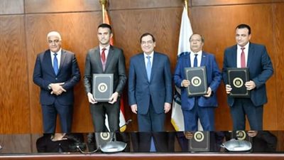 البترول توقع على اتفاقيتي تعاون في مجال تنمية المجتمع بمطروح وجنوب سيناء