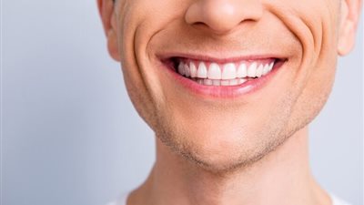 هل الضحك يؤثر على صحة الإنسان؟.. استشاري نفسي يُجيب