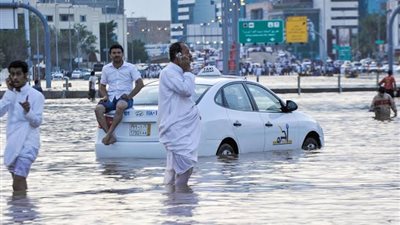 سيول عارمة تجرف السيارات بشوارع مكة وأمطار غزيرة على مناطق متفرقة بالسعودية 