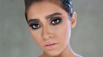 زيزي عادل تهاجم برنامج 