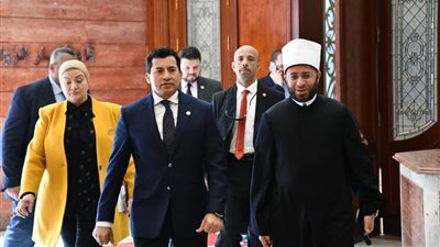 أشرف صبحي يشهد فعاليات المؤتمر السنوي لمنتدى الأدب والفكر