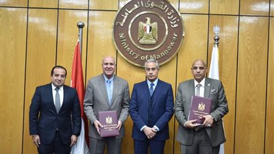 القوى العاملة توقع بروتوكول تعاون مع مصر للطيران