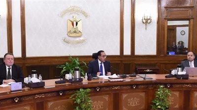 رئيس الوزراء يتابع إجراءات الإفراج عن البضائع الموجودة في الموانئ
