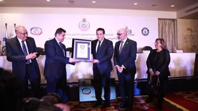وزير الصحة يتسلم شهادة موسوعة «جينيس» للأرقام القياسية