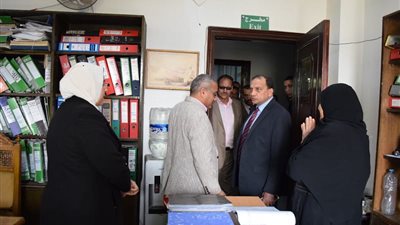 خلال جولته التفقدية.. رئيس جامعة بني سويف يهنئ العاملين بالعام الميلادي الجديد