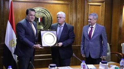 مجلس المراكز والمعاهد والهيئات البحثية يكرم وزير الصحة والسكان
