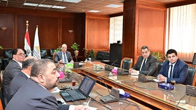 وزير الري يتابع موقف مشروعات تأهيل وصيانة المنشآت المائية الكبرى