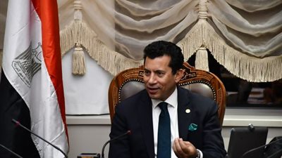 أشرف صبحي يلتقي ممثلي أكاديمية شباب المتوسط