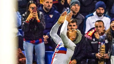 برشلونة يحقق فوزًا متأخرًا برباعية ويتأهل لثمن نهائي كأس الملك 