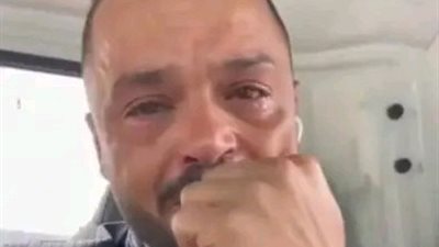 «رجعولي قمر».. شاب يبكي بطريقة هيستيرية بسبب سرقة كلبته