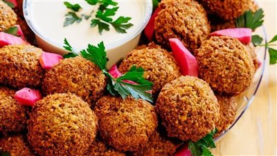 طريقة عمل الطعمية في البيت.. فطار على قد الإيد