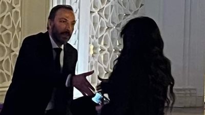 طارق لطفي يشعل مواقع التواصل بعد حركة غير متوقعة خلال عزاء والدته