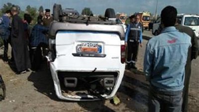 إصابة 14 شخصًا نتيجة انقلاب سيارة على الطريق الصحراوي بالمنيا