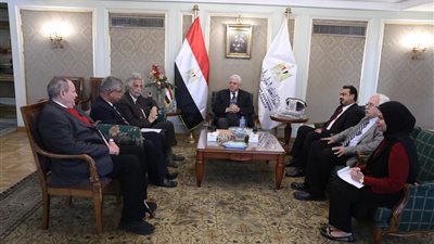 وزير التعليم العالي يلتقي نقيب الأطباء لبحث آليات التعاون المشترك 