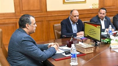 وزير الإنتاج الحربى  يتفقد شركة بنها للصناعات الإلكترونية