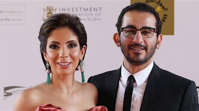 أحمد حلمي ومنى زكي يتسلمان جائزة Joy Awards