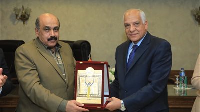 محافظ الجيزة يكرم اللواء علاء بدران لتوليه منصب سكرتيراً عاماً لمحافظة أسيوط