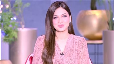 عارفة عبدالرسول لياسمين عز مازحةًً: جوزي بيناديني بـ أستاذة