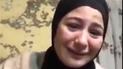 مأساة فتاة برج البرلس.. هبة تستغيث بالمسؤولين: «الجيران بيضروبنا وعاوزين ياخدوا بيتنا»